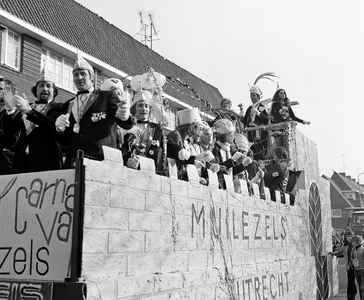 856955 Afbeelding van de praalwagen van de carnavalsvereniging De Muilezel tijdens de carnavalsoptocht over de ...